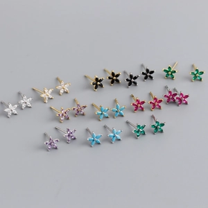 Dettaglio di orecchini a fiore in argento S925 con gemme in undici colori vivaci