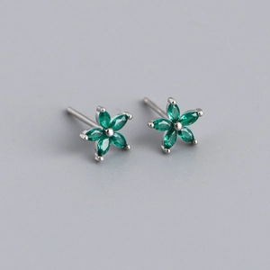 Dettaglio di orecchini a fiore in argento S925 con pietre marquise verdi brillanti