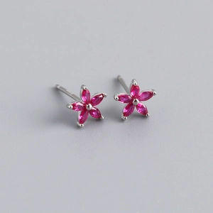 Dettaglio del marchio S925 sugli orecchini a fiore in argento con pietre color rosso