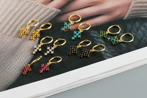 Détail des boucles d'oreilles créoles en argent S925 avec zircons colorés en six coloris