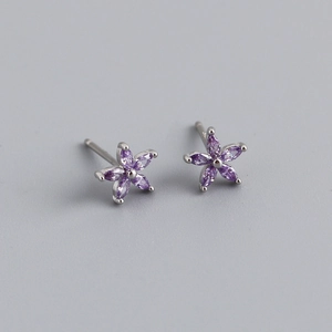 Dettaglio di orecchini a fiore di prugna con pietre marquise viola incastonate in argento