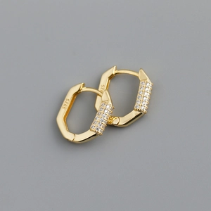 Dettaglio del marchio S925 su orecchini a cerchio geometrici placcati in oro 18k