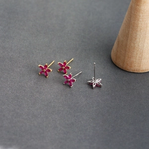 Macro di orecchini a fiore in argento S925 con pietre rosa taglio marquise e dettagli lucidi