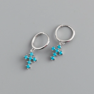 Détail de boucles d'oreilles croix en argent 925 avec des zircons bleu céleste