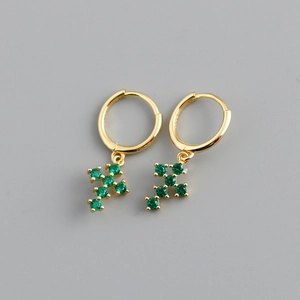 Détail de créoles en argent S925 doré avec pendentifs croix sertis de zircons verts
