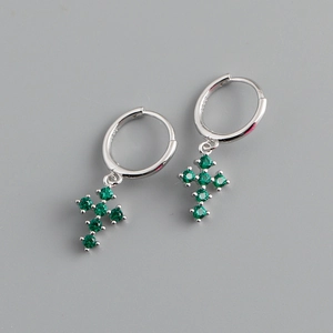 Vue macro des créoles en argent sterling S925 avec pendentifs croix en zircon vert