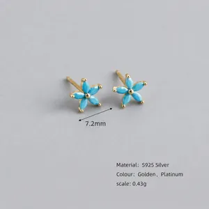 Orecchini a lobo a fiore in argento S925 con pietre marquise blu e finitura dorata