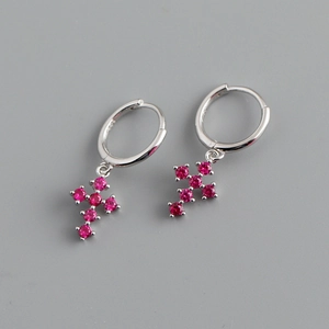 Gros plan sur boucles d'oreilles créoles S925 argent avec pendentifs croix zircon rouge