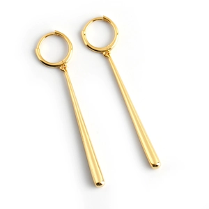 Minimalistische vergulde druppeloorbellen met een gladde cilindrische hanger en gepolijste finish