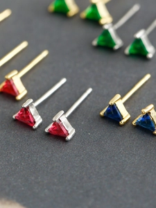 Détails des boucles d'oreilles triangle en zircon coloré avec monture à griffes élégante