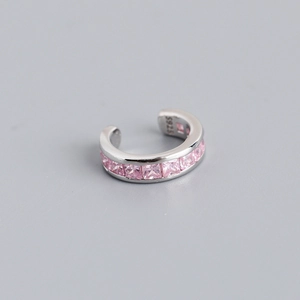 Nahaufnahme von Earcuff aus S925 Silber mit quadratischen rosa Zirkonia Steinen