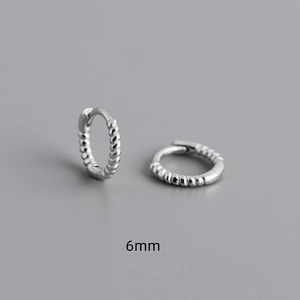 Vue macro des créoles torsadées de 6mm en argent S925 au design cordelette