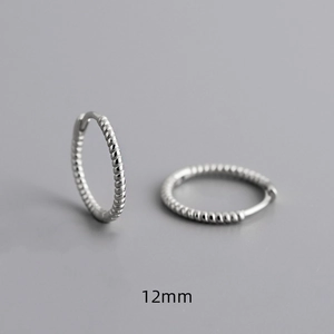Détail des créoles 12mm en argent sterling S925 avec un design de corde torsadée élégant