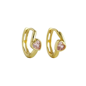 Détail de boucles d'oreilles cœur en argent 925 avec zircon rose et plaqué or