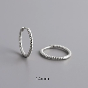 Vue détaillée de créoles en argent sterling S925 de 14mm avec texture torsadée