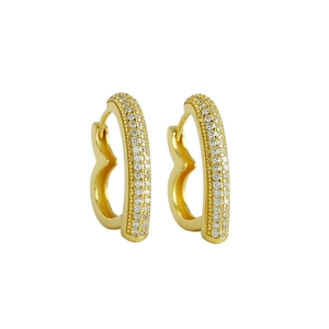 Détail de boucles d'oreilles cœur en argent 925 avec serti pavé de zircons brillants