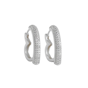 Gros plan détaillé de boucles d'oreilles cœur en argent 925 serties de zircons cubiques