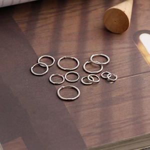 Détail de boucles d'oreilles créoles torsadées en argent en plusieurs tailles