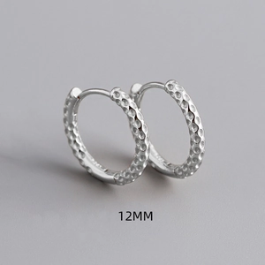 Detail van 12mm S925 sterling zilveren oorringen met een unieke gehamerde textuur