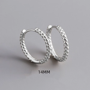Detail van 14mm S925 sterling zilveren oorringen met een gehamerd textuur oppervlak