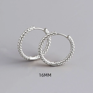 Detail van 16mm S925 sterling zilveren oorringen met een getextureerde gehamerde afwerking