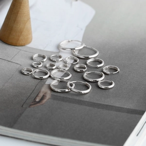 Vista dettagliata di varie dimensioni di orecchini a cerchio in argento sterling S925 lucido