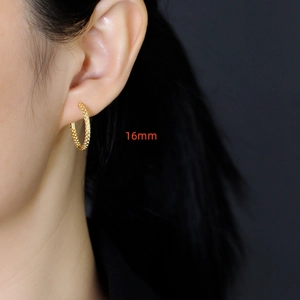 Gestructureerde gouden 16mm creolen van S925 sterling zilver op het oor van model