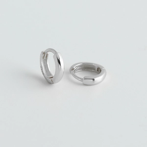 Dettaglio macro di orecchini a cerchio in argento sterling S925 con marchio di garanzia