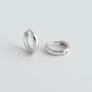 Macro di orecchino in argento sterling S925 con finitura lucida e punzonatura