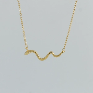 Detailansicht der goldenen Schlangenkette mit Schuppenstruktur und feinen Kettengliedern