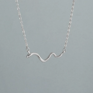 Makroansicht der S925 Sterlingsilber Schlangenkette mit feiner Schuppenstruktur und O-Kette