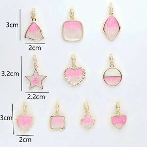 Geometrische Anhänger in Rosa mit goldenem Metallrahmen und funkelndem Zirkonbesatz