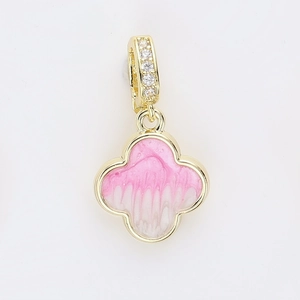 Kleeblatt-Anhänger mit rosa Emaille-Verlauf, Goldperlenrand und funkelnden Zirkonen