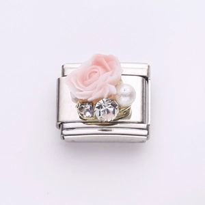 Detail eines italienischen Charm-Links aus Edelstahl mit rosa Harzrose, Perle und Strass