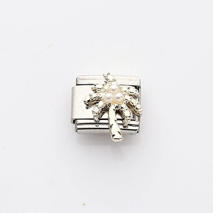 Detail eines italienischen Armband-Links mit Edelstahl-Palme, Perlen und Kristallen
