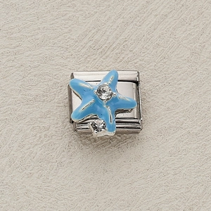 Dettaglio maglia italiana con stella marina in smalto azzurro e cristalli trasparenti