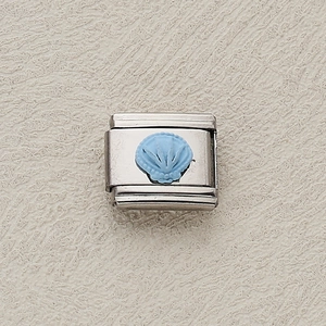 Dettaglio macro di un charm a conchiglia azzurra su maglia modulare italiana in acciaio