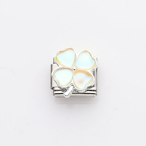 Italienisches Charm-Glied aus Edelstahl mit vierblättrigem Kleeblatt aus Opal-Herzblättern