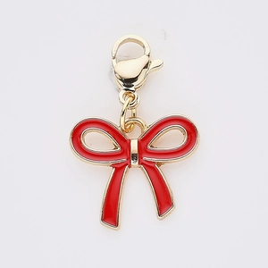 Détail du pendentif nœud en émail rouge avec fermoir mousqueton doré pour bijoux