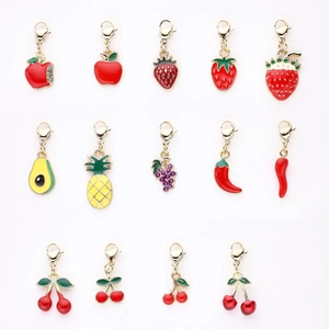 Assortiment de breloques émaillées fruits et légumes avec fermoirs mousquetons dorés