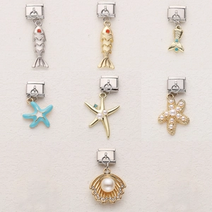 Détail de charms italiens marins avec étoile de mer en émail et coquillages en perles fines