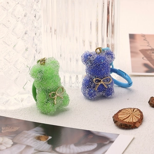 Minimalistische Bären-Schlüsselanhänger in Grün und Blau mit funkelnder Diamantstruktur