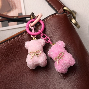 Niedliche Candy-Bär-Schlüsselanhänger mit Zuckertextur an brauner Ledertasche