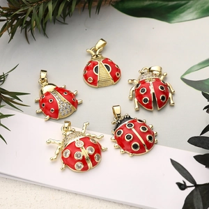Fünf vergoldete Marienkäfer-Anhänger mit roter Emaille und Kristallen für DIY-Schmuck
