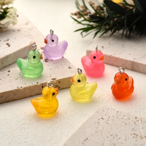 Glitzernde 3D-Cartoon-Enten-Harzanhänger in verschiedenen Farben mit Metall-Hängeringe