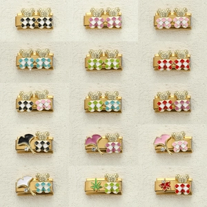 Vista di 15 charm modulari in acciaio con orsetti a scacchi colorati per bracciali fai-da-te
