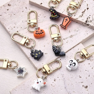 Halloween-Schlüsselanhänger mit Kürbis-, Geist- und Fledermausmotiven auf Stein