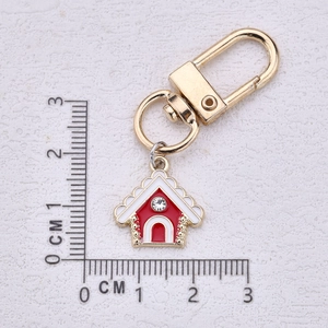 Christmas red house keychain with gold plating, resin details and sparkling rhinestone