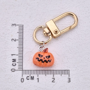 Halloween Kürbis Schlüsselanhänger mit schwarzem Teufelsgesicht an goldenem Karabinerhaken