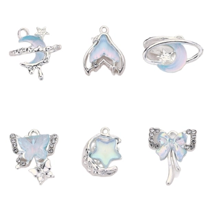 Set di 6 ciondoli eleganti in lega d'argento con stelle, lune e farfalle blu e resina